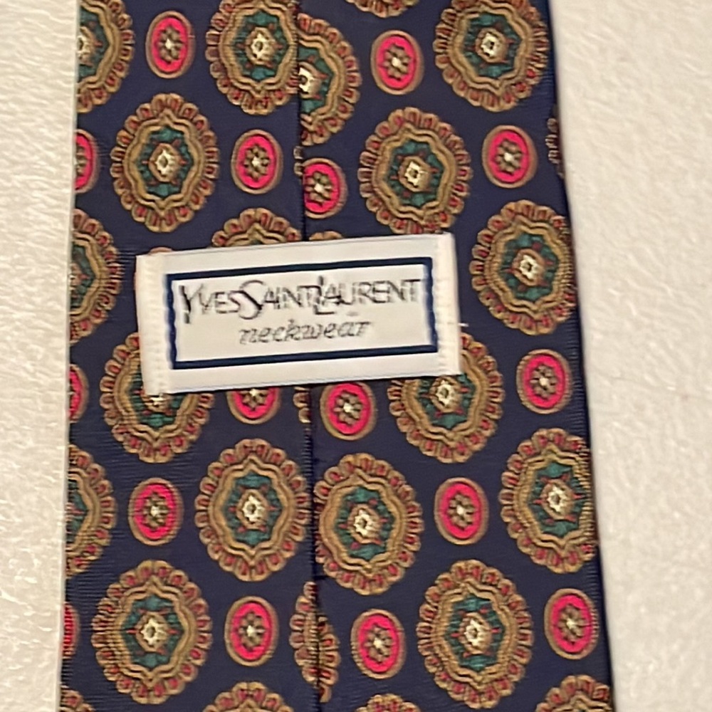 Yves Saint Laurent medallion Foulard 100% silk made in Canada - Picture 4 of 9